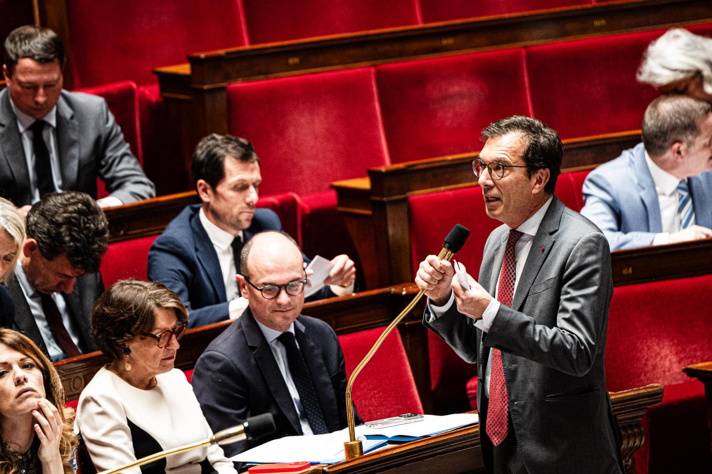 1er-Mai : l’autorisation pour les salariés de travailler débattue à l’Assemblée nationale ; soutiens et opposants se mobilisent