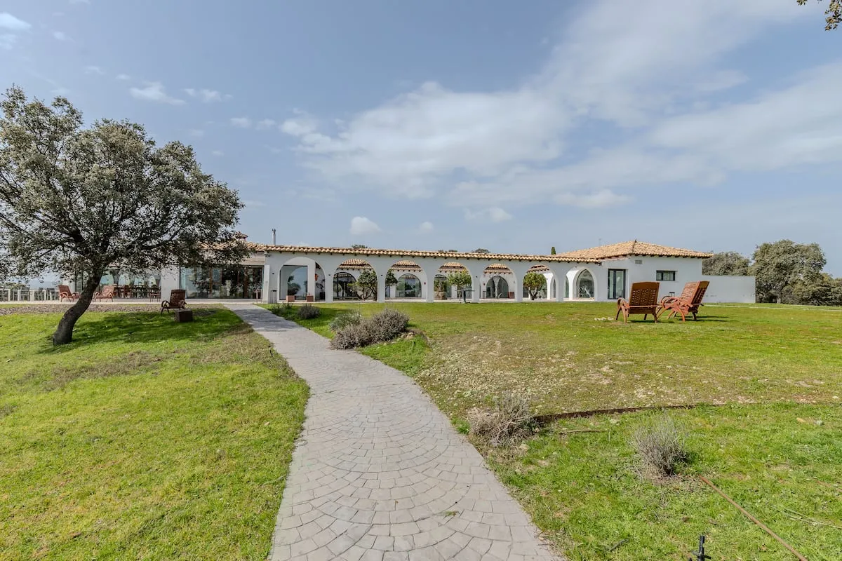 Las tres casas de la semana: finca extremeña con olivos y viñedos por 2,6 millones de euros