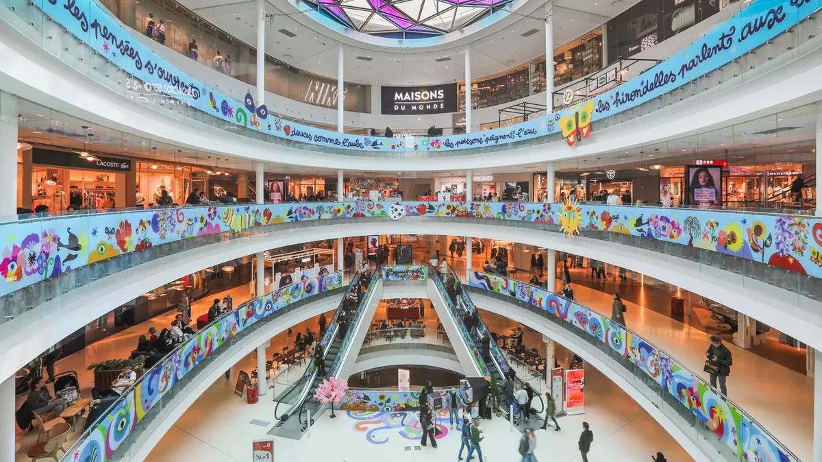 "Le challenge, c'était d'avoir une résonance entre l'architecture existante et la nature" : l'illustratrice Léona Rose imprime sa touche colorée au centre Beaugrenelle
