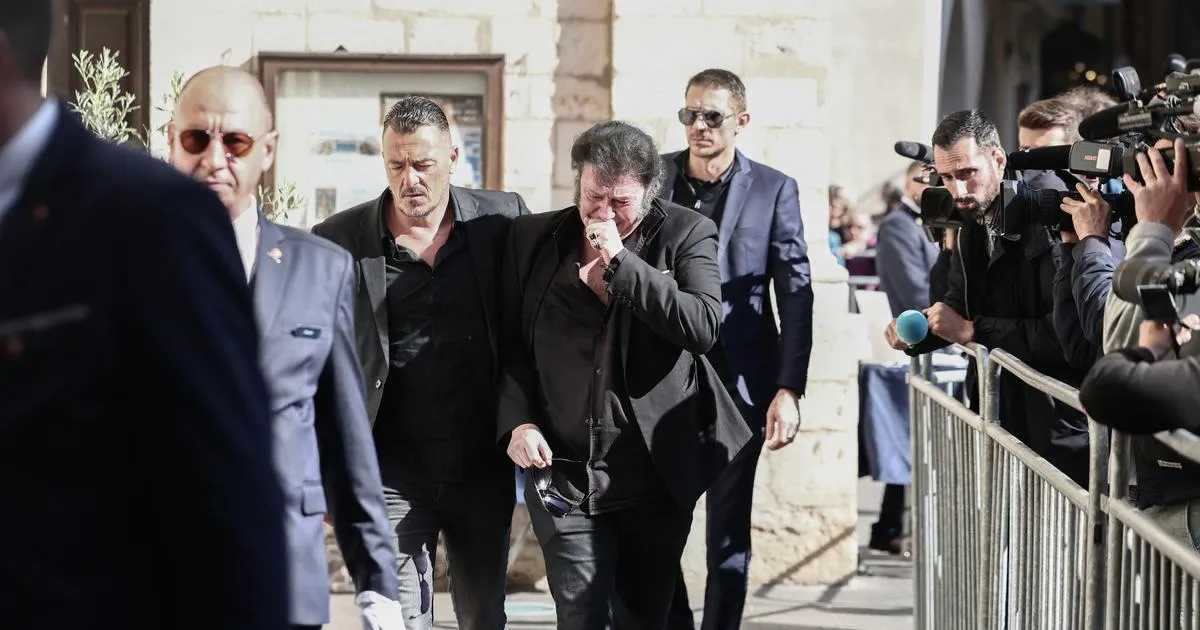Obsèques de Loana : Éric Ciotti, Alexia Laroche-Joubert, Benjamin Castaldi, Steevy réunis devant le cercueil rose de la star
