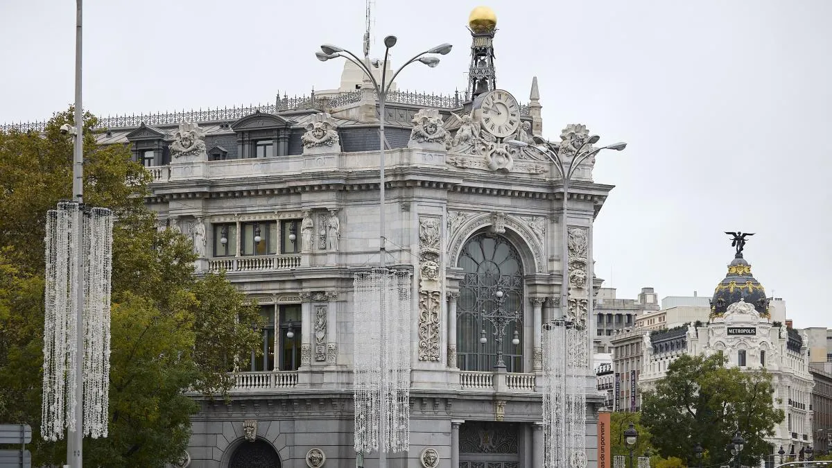 
                                                                                      La deuda de los hogares y empresas cae al mínimo en 25 años
                                                                                  