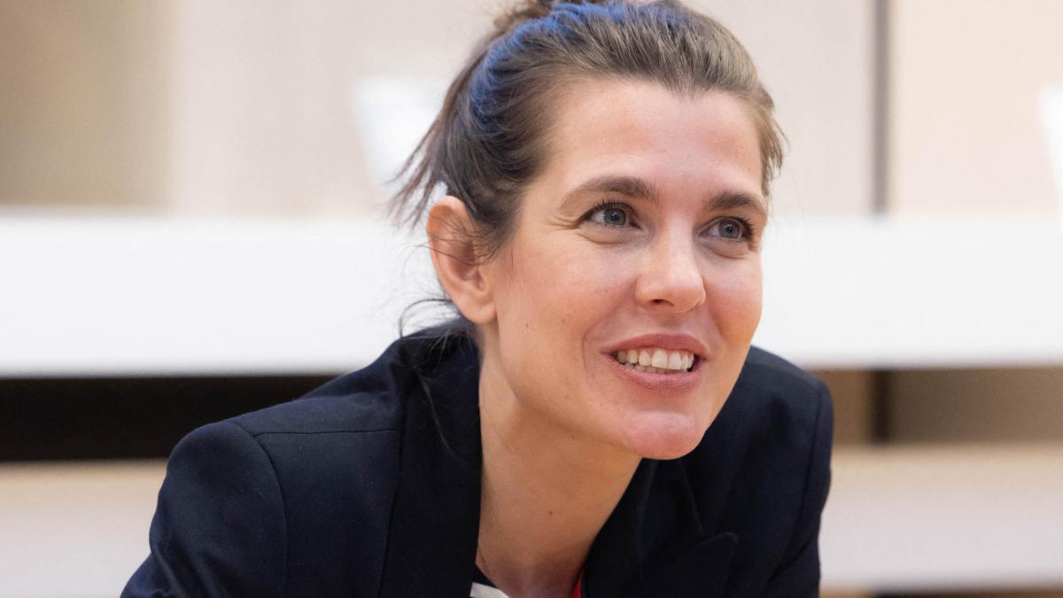 El look de básicos de Carlota Casiraghi que funciona a cualquier edad