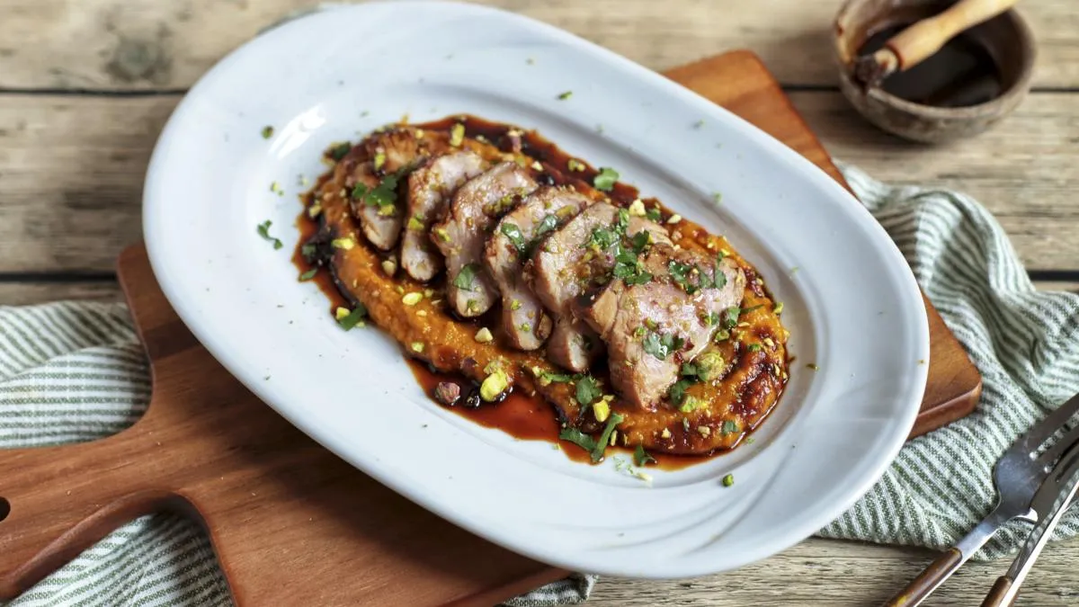 Disfruta de un solomillo de cerdo lacado con miel y soja y crema de zanahoria asada