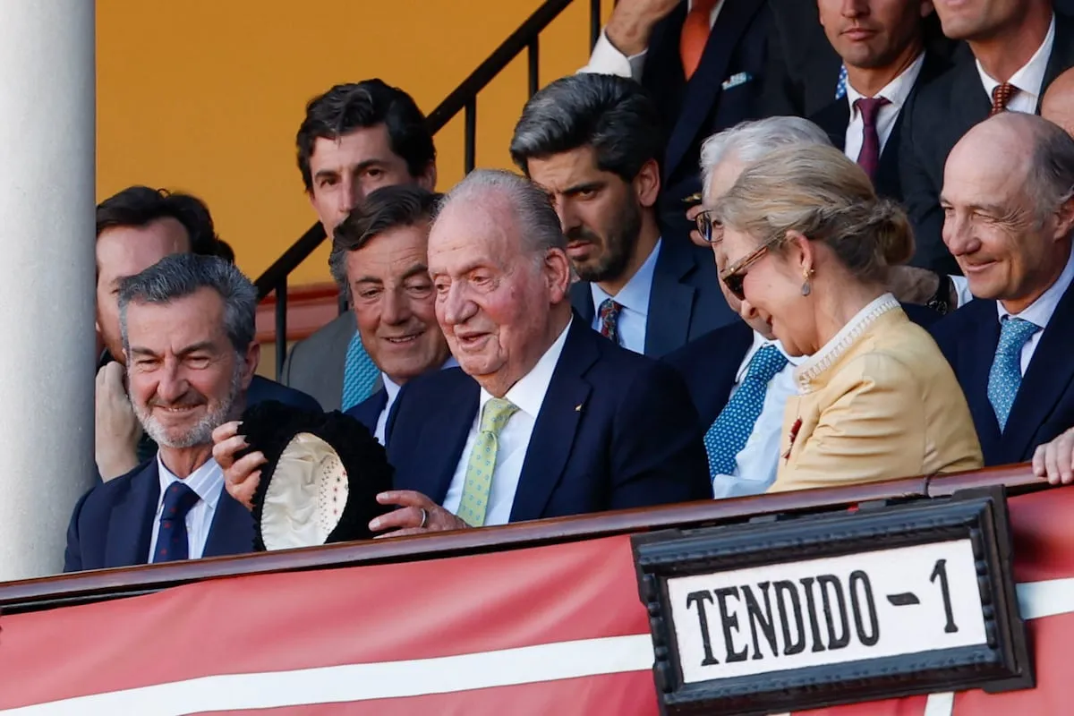 El rey emérito retrasa su regreso a Emiratos para participar en las regatas de Sanxenxo