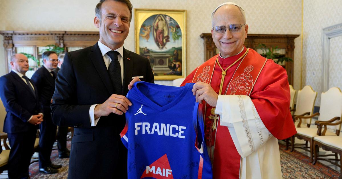 En visite au Vatican, Emmanuel Macron a offert... un maillot de l’équipe de France de basket dédicacé au pape Léon XIV