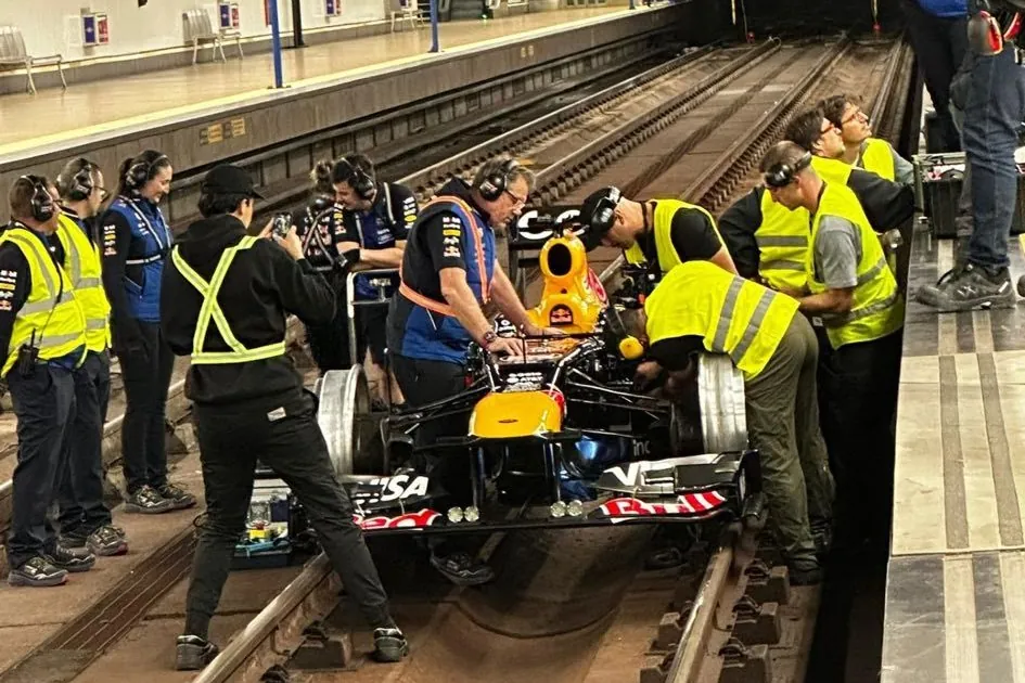 Del circuito de Ifema a los túneles de Metro de Madrid: un Fórmula 1 sorprende a los pasajeros de la Línea 7