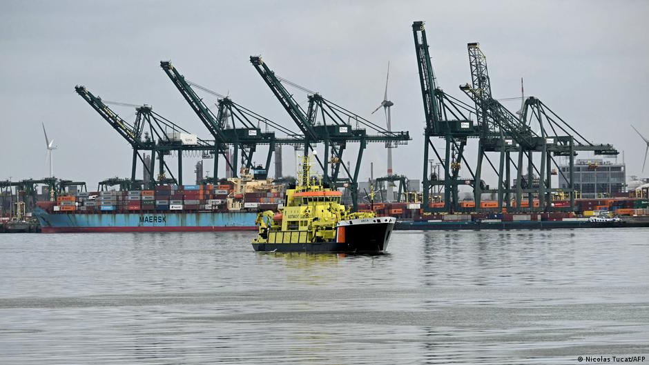 Ölunfall legt Schiffsverkehr im Hafen von Antwerpen lahm