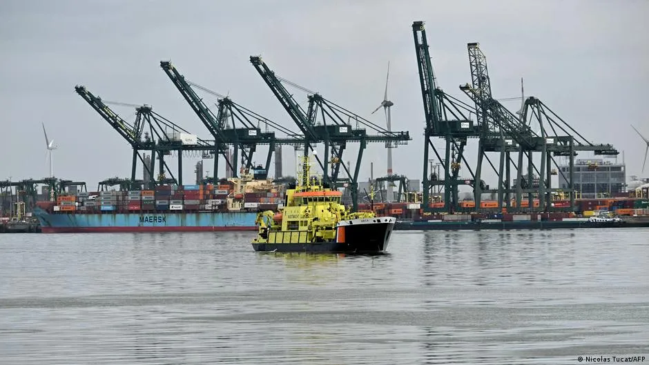 Ölunfall legt Schiffsverkehr im Hafen von Antwerpen lahm