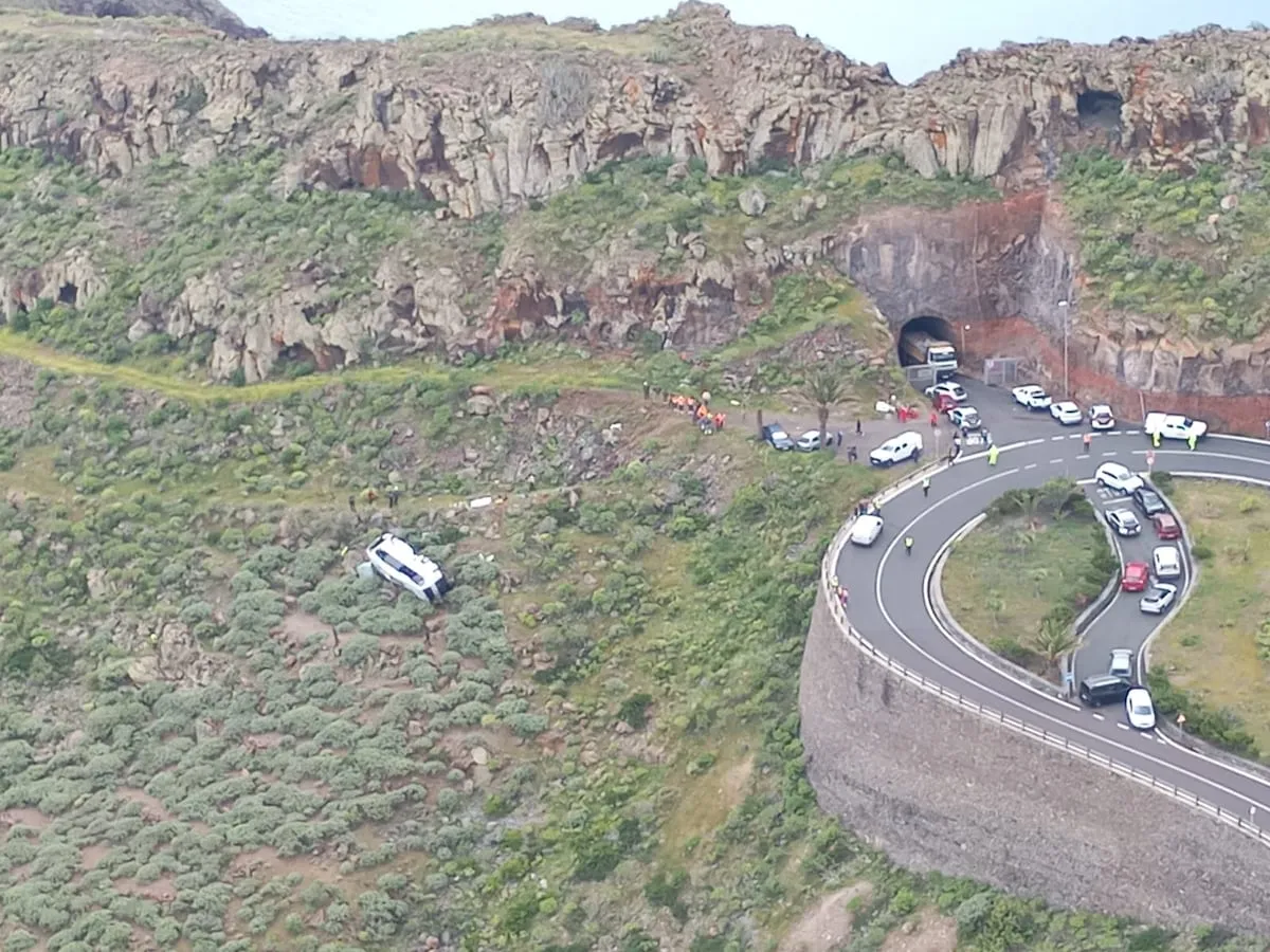 Un muerto y tres heridos graves tras precipitarse un autocar en La Gomera