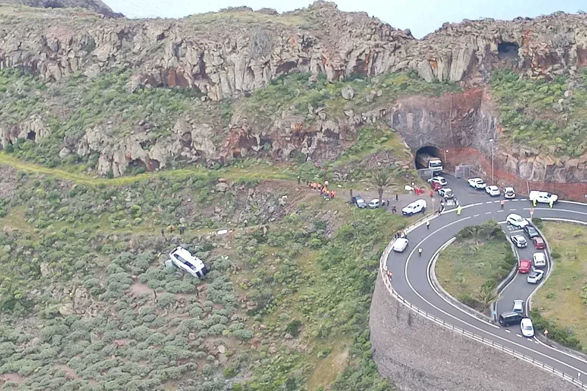 Un muerto y 14 heridos, tres graves, en un accidente de autobús en San Sebastián de La Gomera