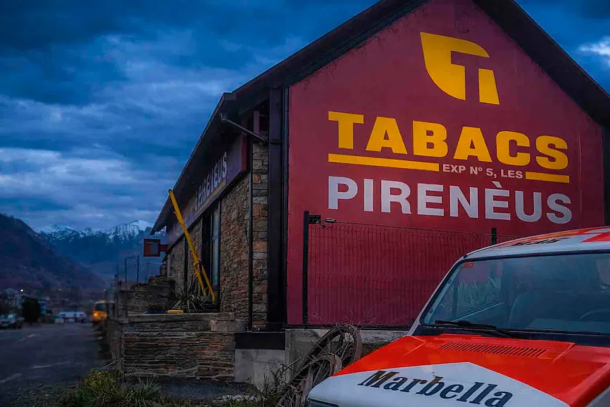 El ejército de estanqueros españoles que 'sangra' a la Hacienda francesa...y la amenaza de los 100 millones de cigarros pirata 'made in Granollers'