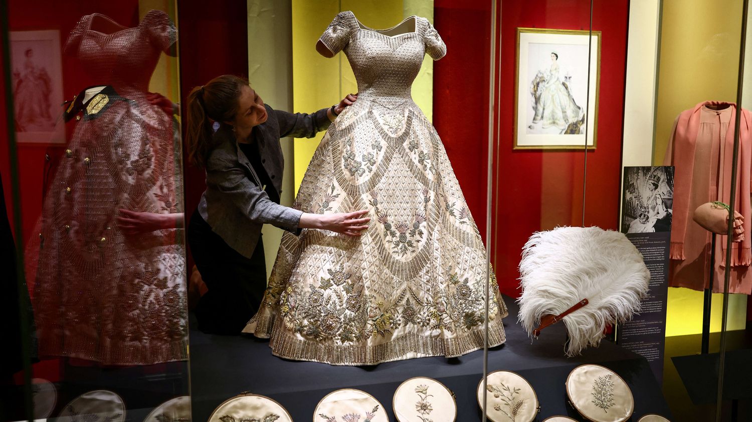 La garde-robe d'Elizabeth II, reine de la diplomatie par le vêtement, au palais de Buckingham à Londres
