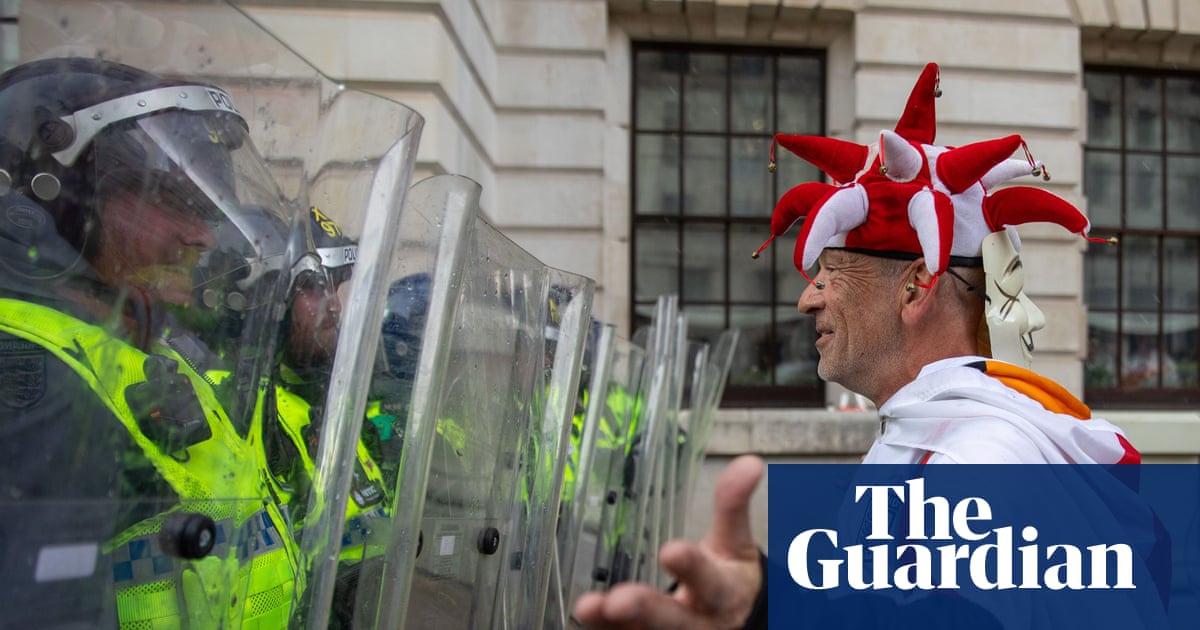 Met police accused of favouring Tommy Robinson far-right rally over Palestine march