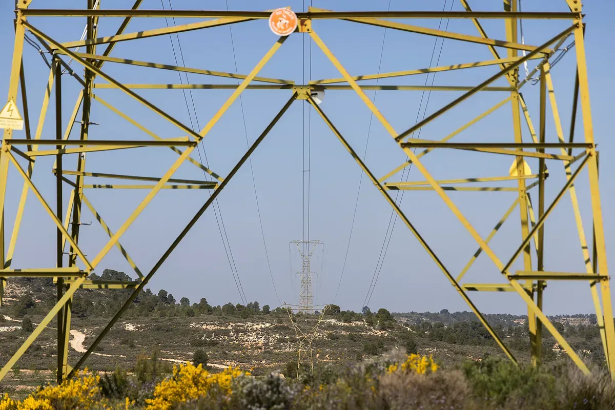 Pueblos de Aragón y Cataluña se alían contra REE y el Gobierno para derrocar la línea de Muy Alta Tensión Escatrón-Tarragona: "Es como si te ponen una autopista delante de casa"