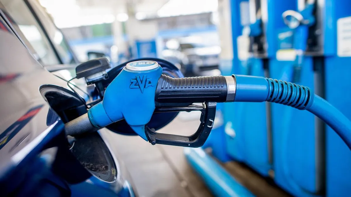 Tankstellen: Spritpreise sinken weiter