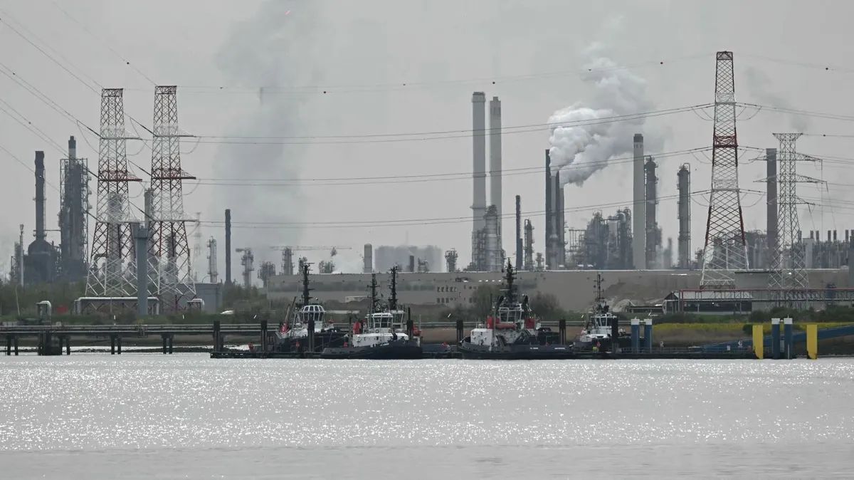 La principale voie d'accès au grand port d'Anvers rouverte vendredi après une fuite de pétrole