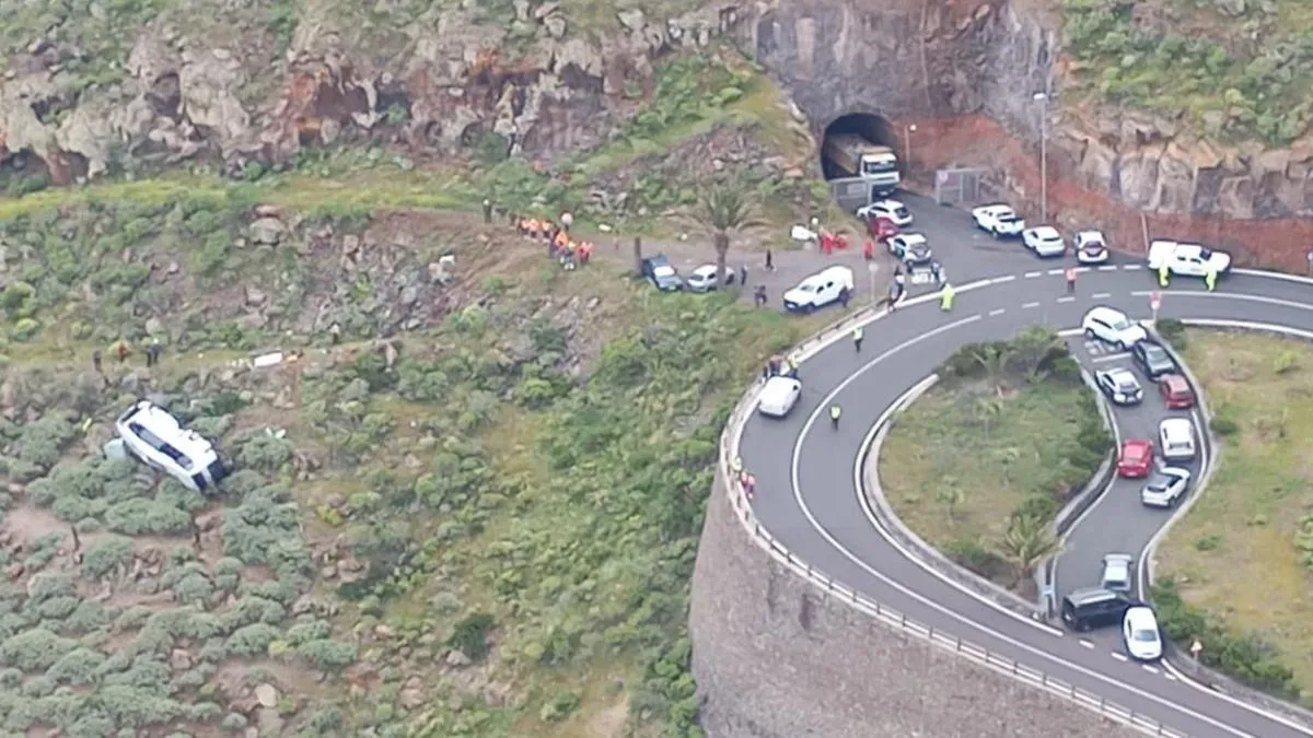 
                 Al menos un muerto y 27 heridos tras precipitarse un autobús turístico en La Gomera
             