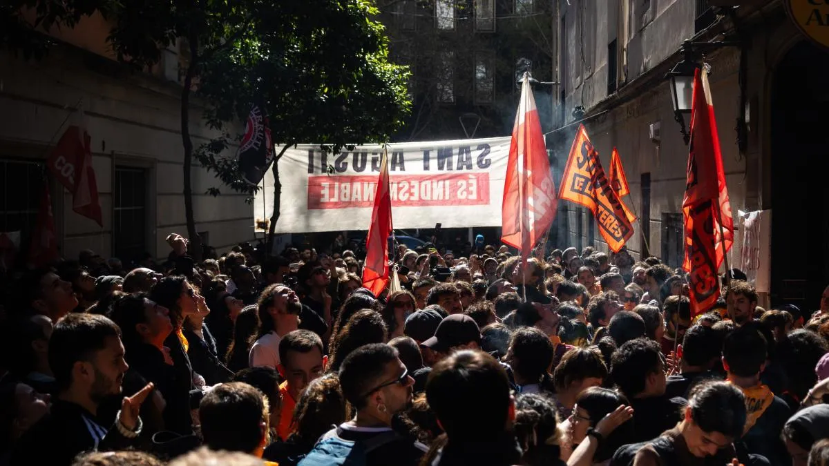 
                                                                                                       Suspendido de nuevo el desahucio de una vivienda del bloque de colivings de Gràcia
                                                                                                   