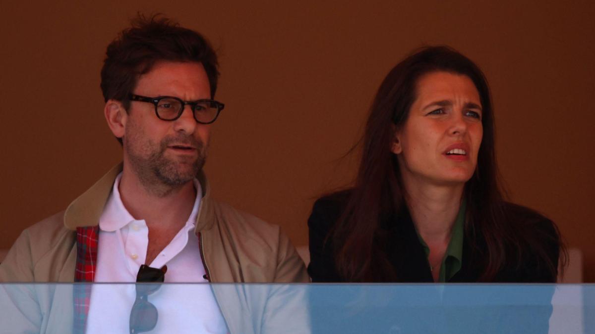 
                                                                                                                                       Carlota Casiraghi hace oficial su relación con Nicolas Mathieu en el Masters de Montecarlo
                                                                                                                                   