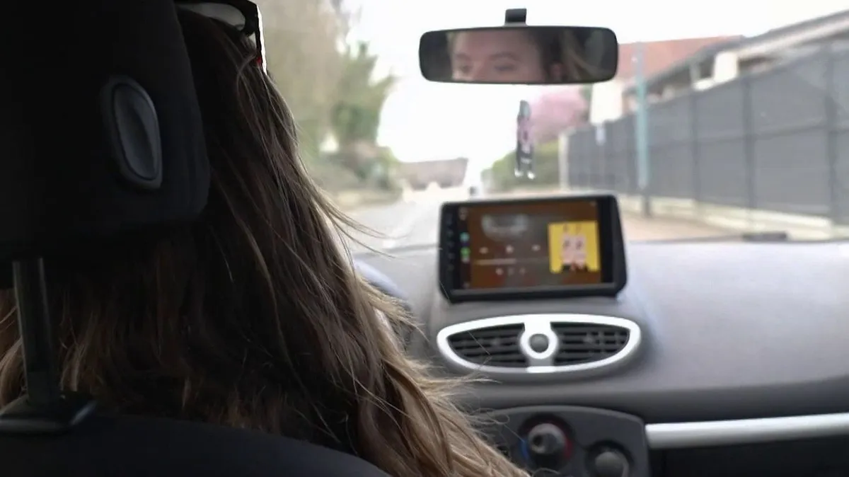 "Je conduisais et il était sur son téléphone" : des comportements de moniteurs d'auto-école pointés par leurs élèves