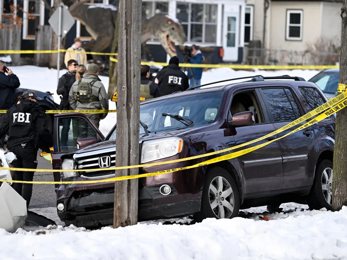 ICE agent shoots and kills woman during Minneapolis immigration raid