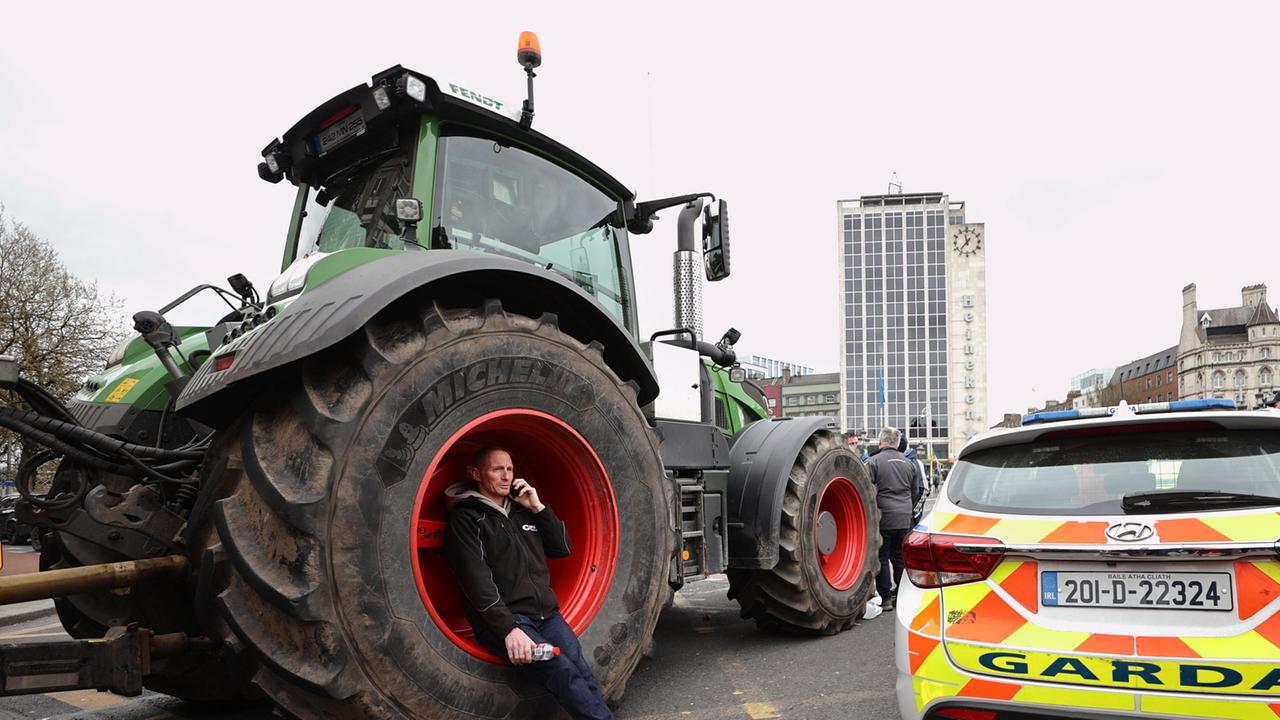 Gegen hohe Spritpreise - Blockaden halten Irland in Atem