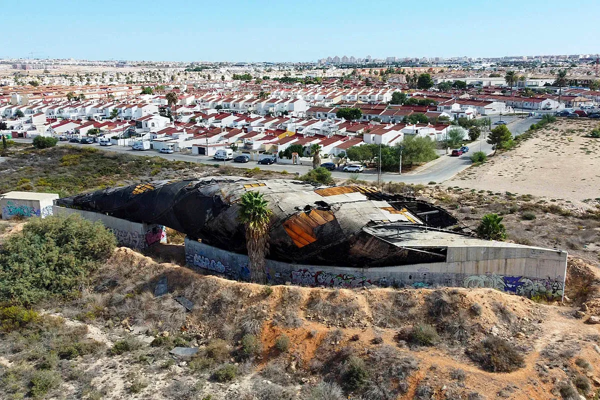 La 'caracola' de Toyo Ito: de la admiración en el MoMA a la ruina en Torrevieja junto a los apartamentos del 'Un, dos, tres'