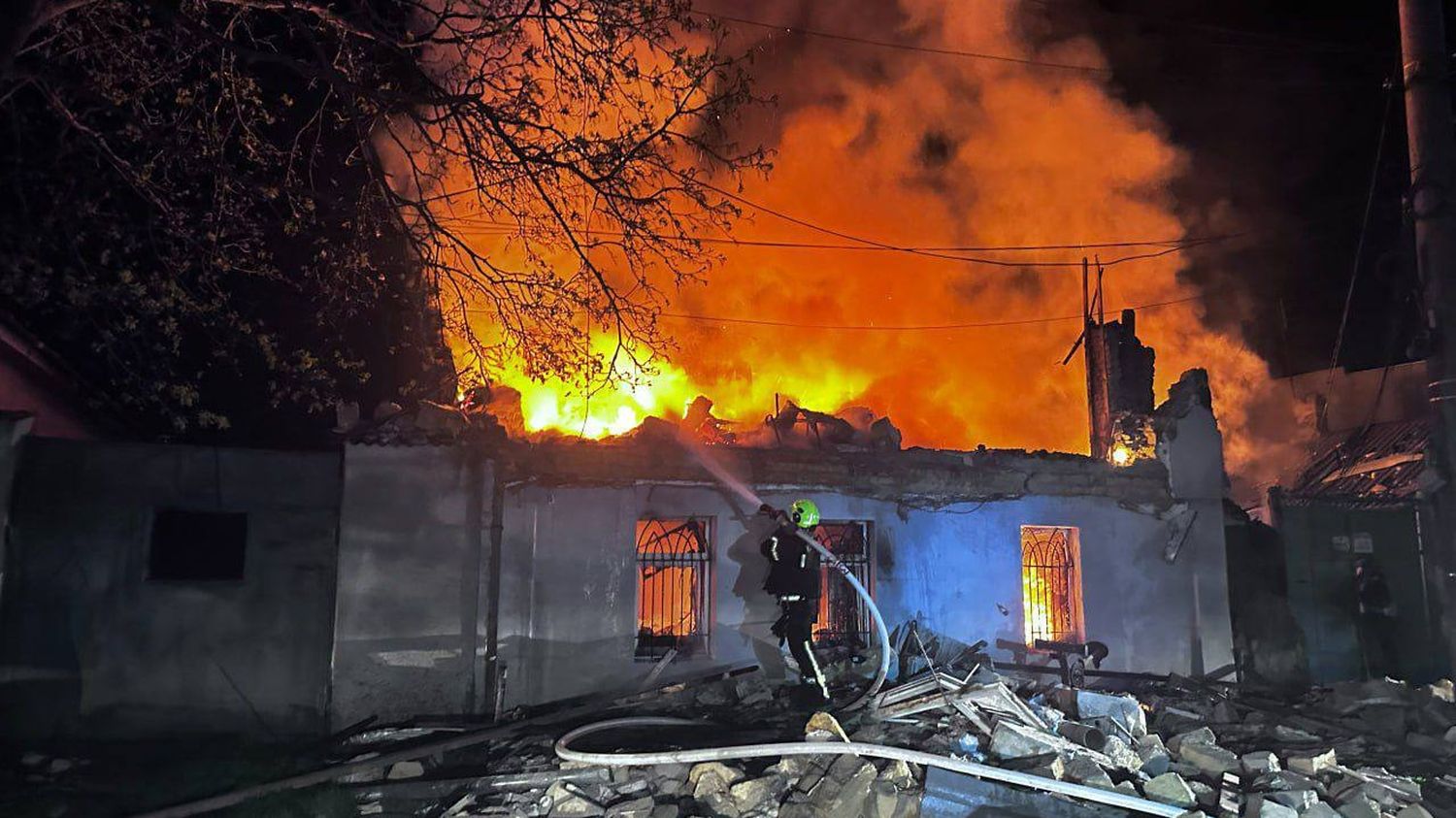 Guerre en Ukraine : la Russie bombarde une zone résidentielle à quelques heures du cessez-le-feu de la Pâque orthodoxe, faisant deux morts