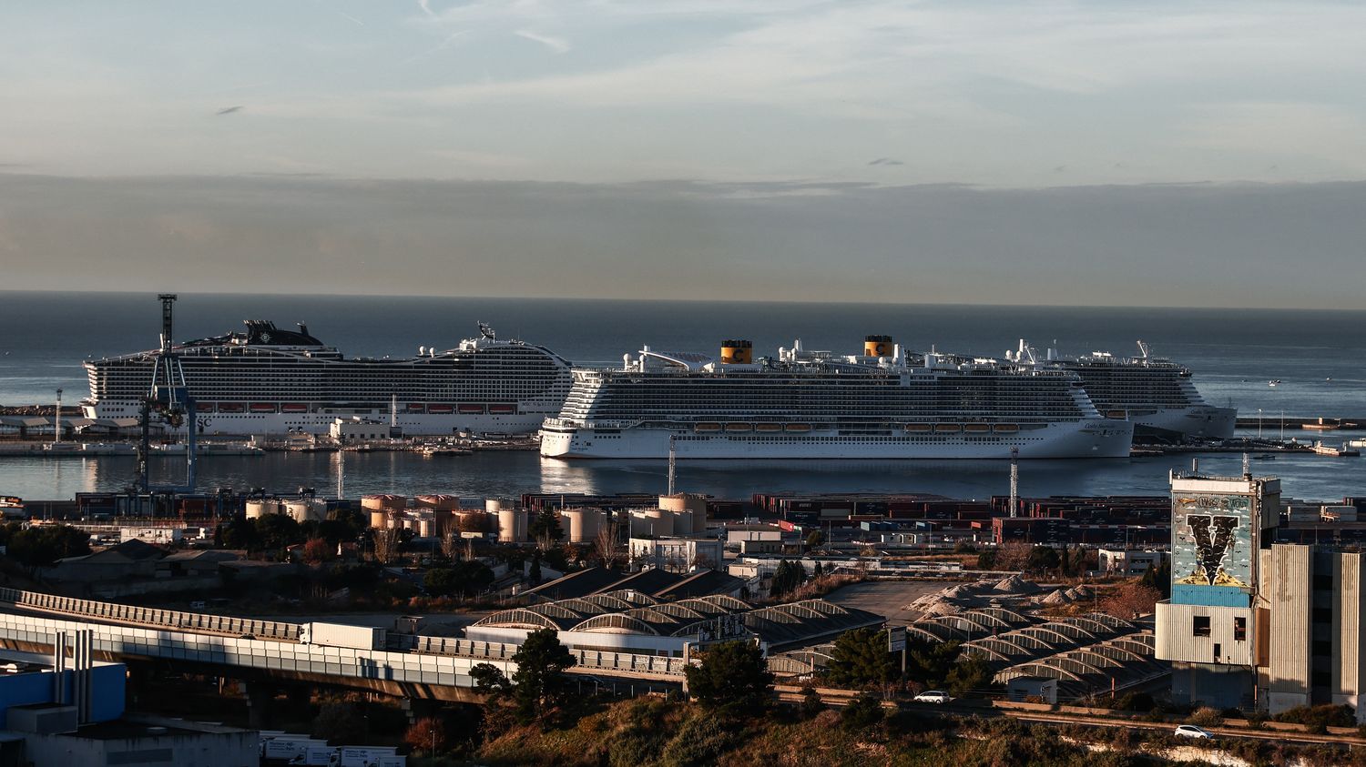 "C'est comme si vous deviez connecter une ville entière" : à Marseille, des prises électriques installées pour les bateaux de croisière