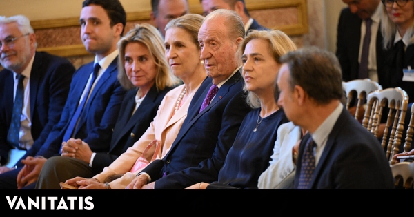  Juan Carlos I recibe un premio por sus memorias en Francia rodeado de su núcleo duro, las infantas y Froilán