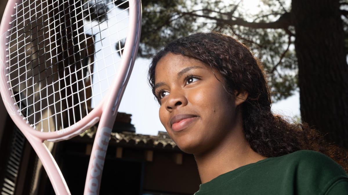 
                                       Vivian Mejia: de una niñez trágica a una beca del RCTB
                                   