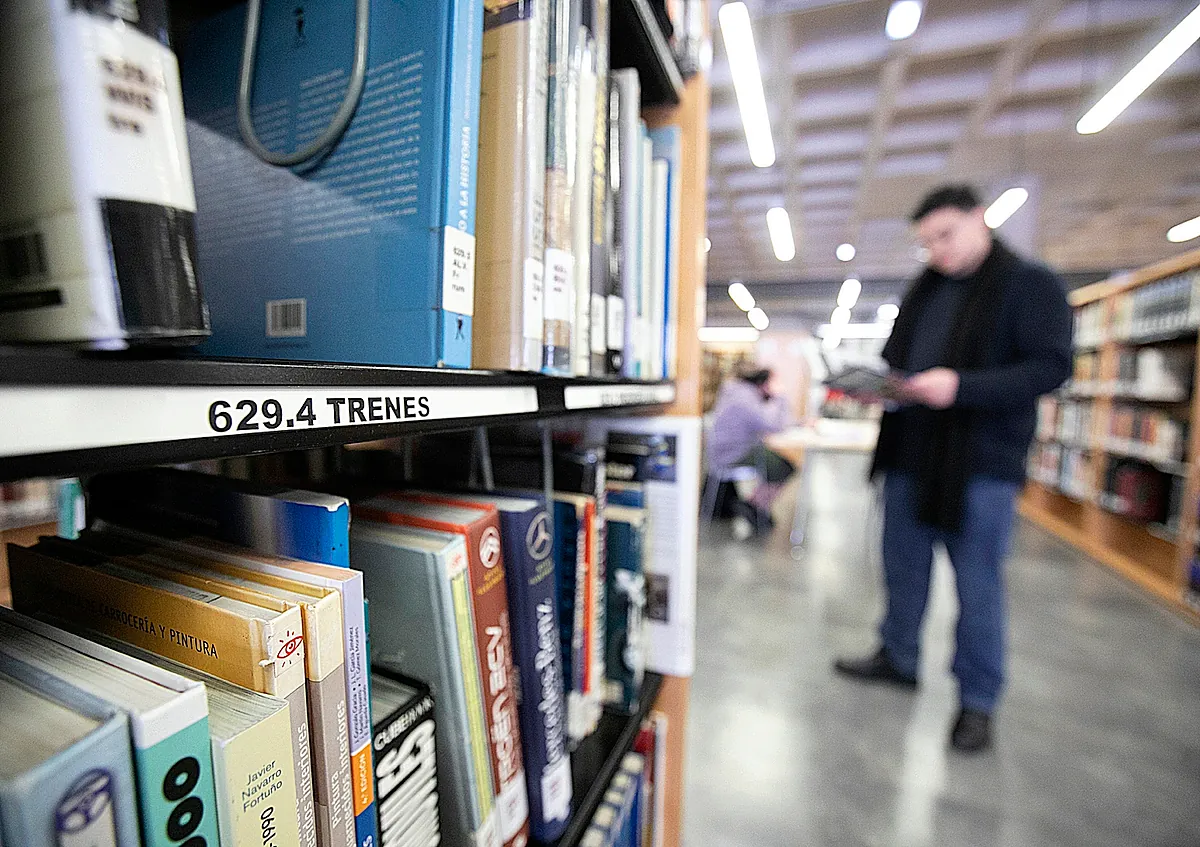 Nadie en Oviedo vio a la amiga de Ábalos buscando libros de trenes: "Si la Justicia lo pide, daremos la información"