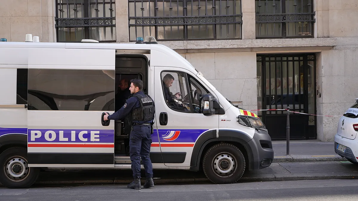 Encuentran a un niño de 9 años encerrado en una camioneta durante dos años, desnutrido y sin poder caminar
