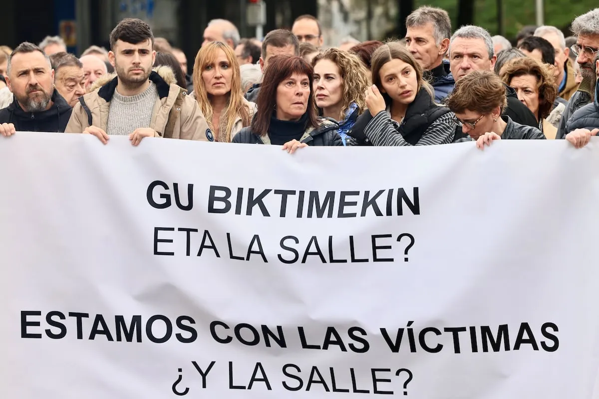 Las víctimas de los abusos en La Salle de San Sebastián piden reparación en la calle: “En dos años no han hecho absolutamente nada”