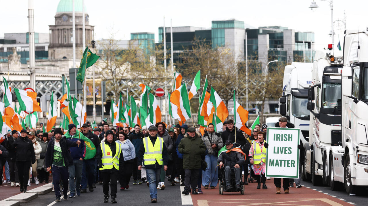 Irlande: les agriculteurs et les routiers bloquent la livraison de carburant et paralysent Dublin