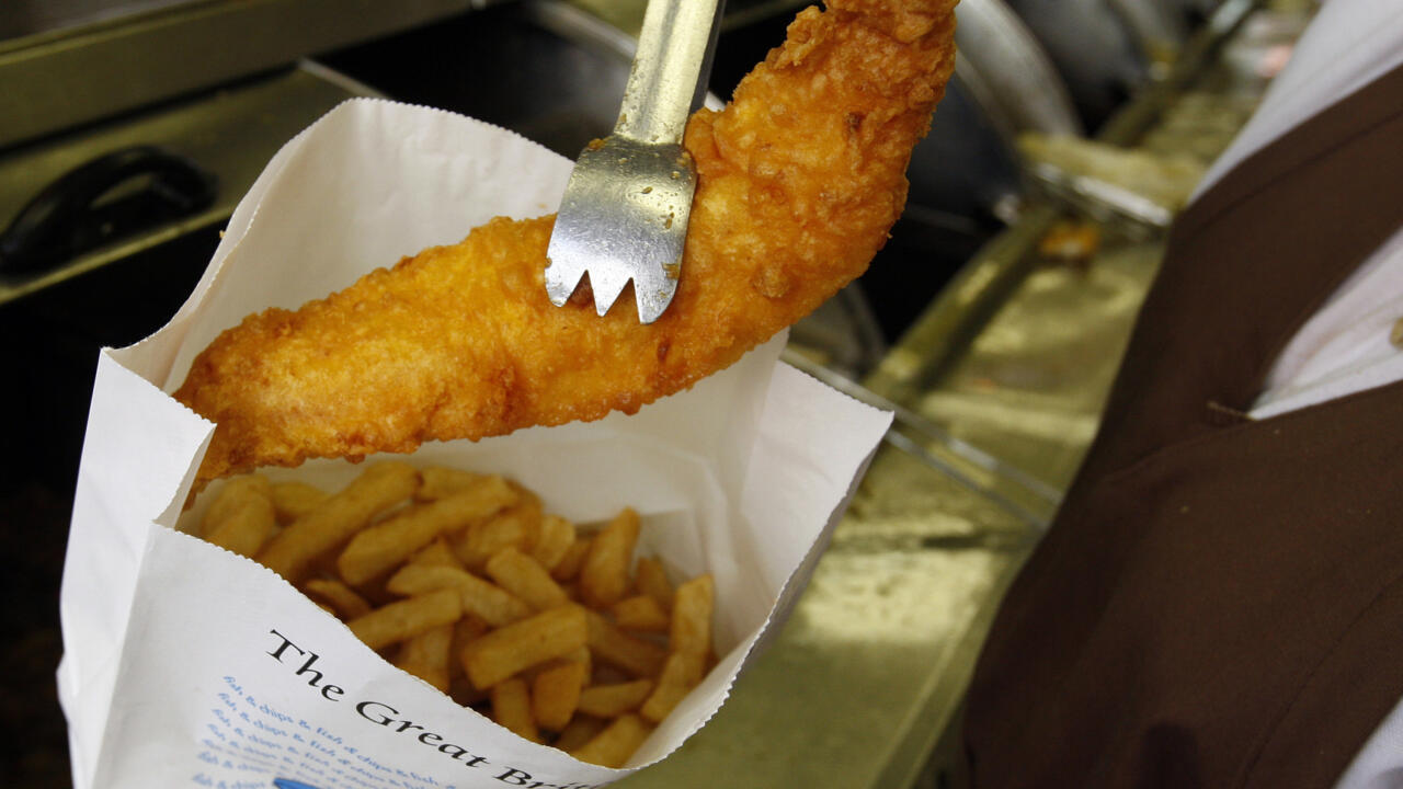 Royaume-Uni: pourquoi le traditionnel fish and chips britannique est menacé