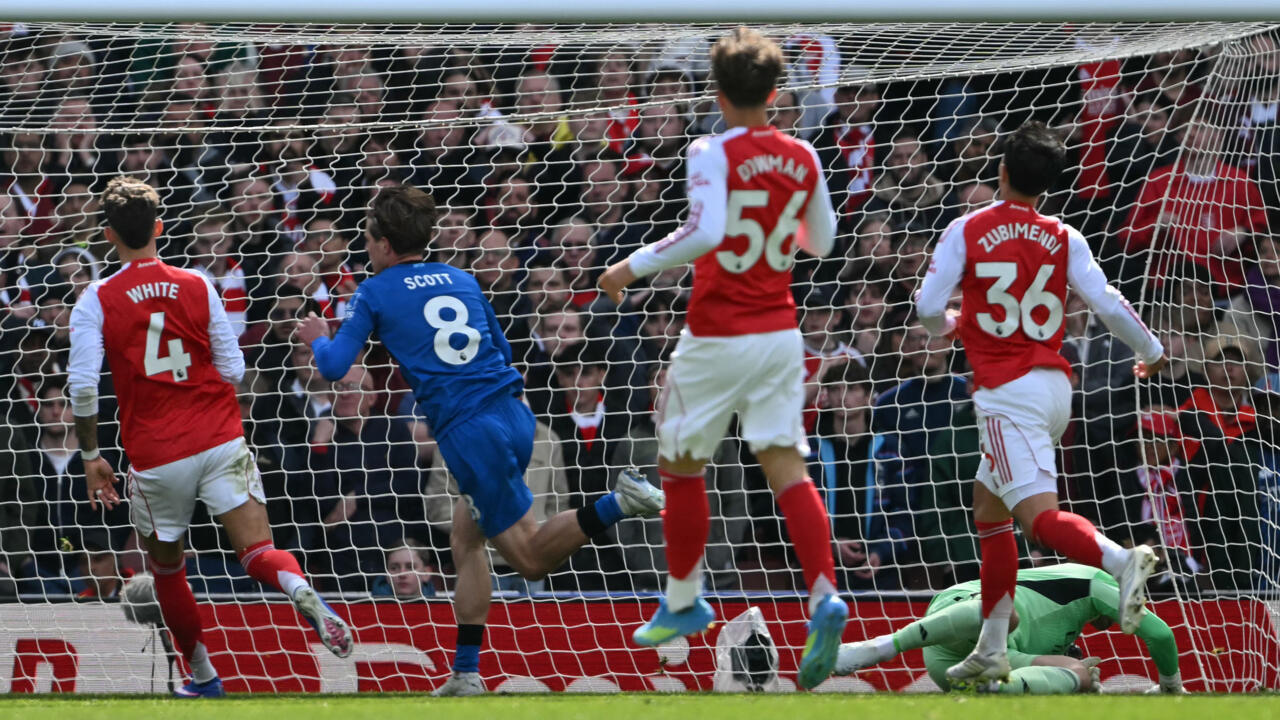 Premier League: Arsenal chute à domicile, la course au titre relancée