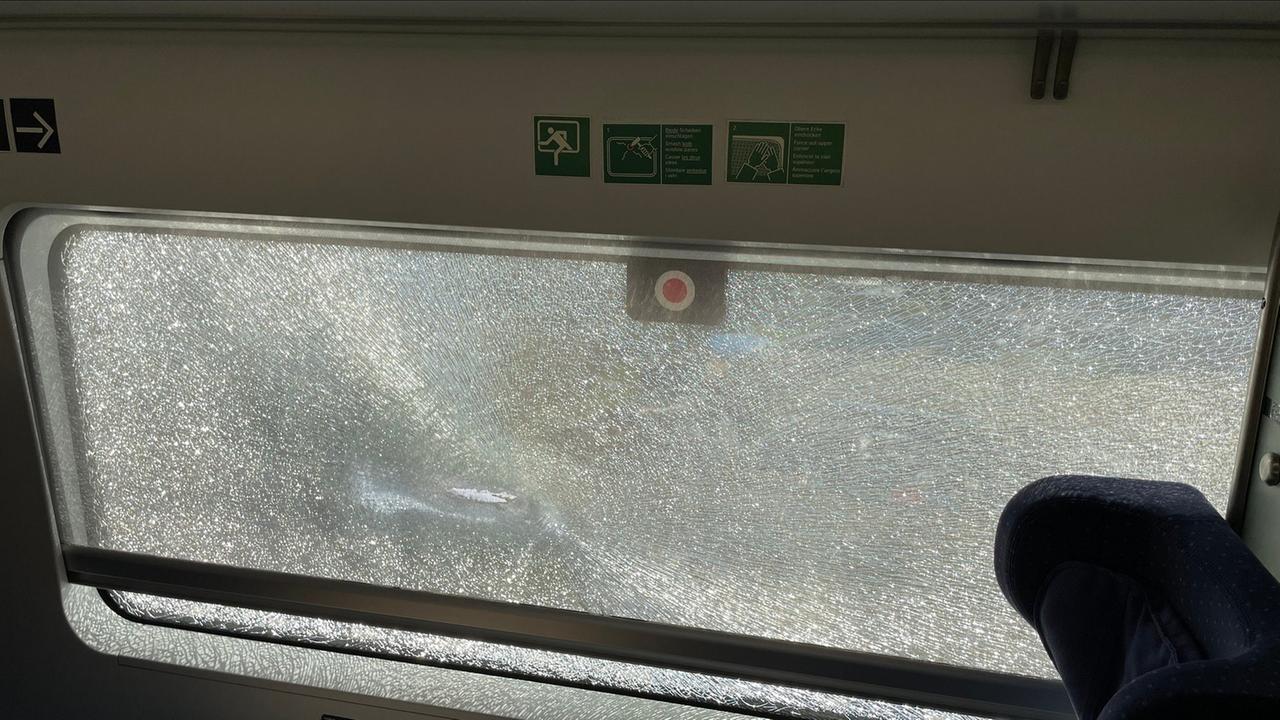 Sachsen-Anhalt: Oberleitung stürzt auf ICE - 600 Reisende sitzen fest