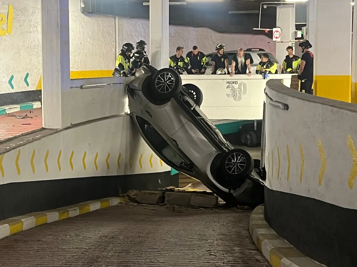 Un coche cae a la planta inferior de un parking de Madrid con dos septuagenarios dentro