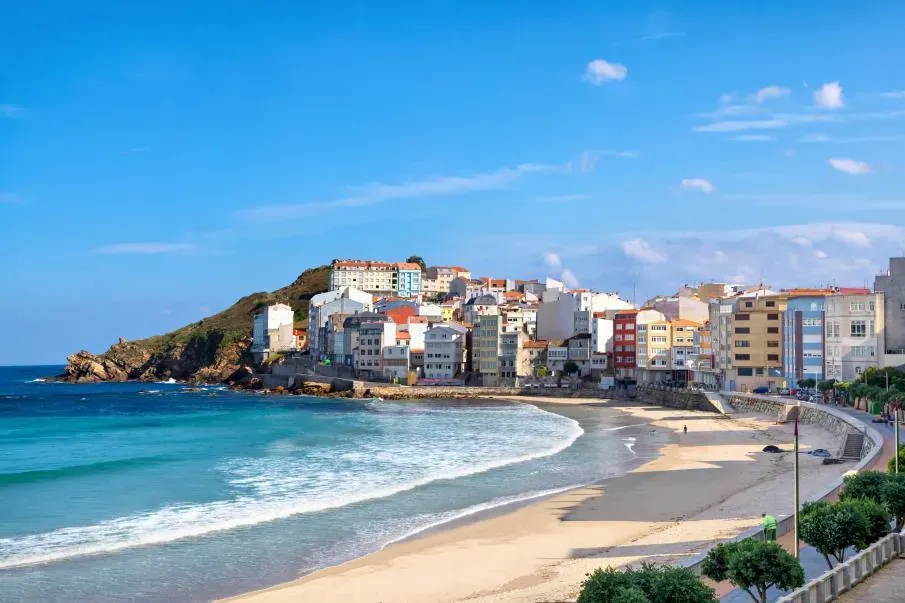 Dos surfistas rescatan a un padre y su hija en una playa de Malpica, A Coruña, tras ser llevados por la corriente