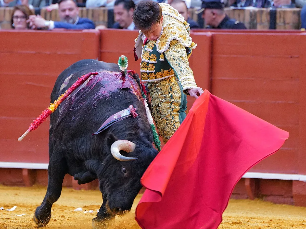 El lujo de Aventado y el toreo de Fabio Jiménez con la suerte en contra en Sevilla