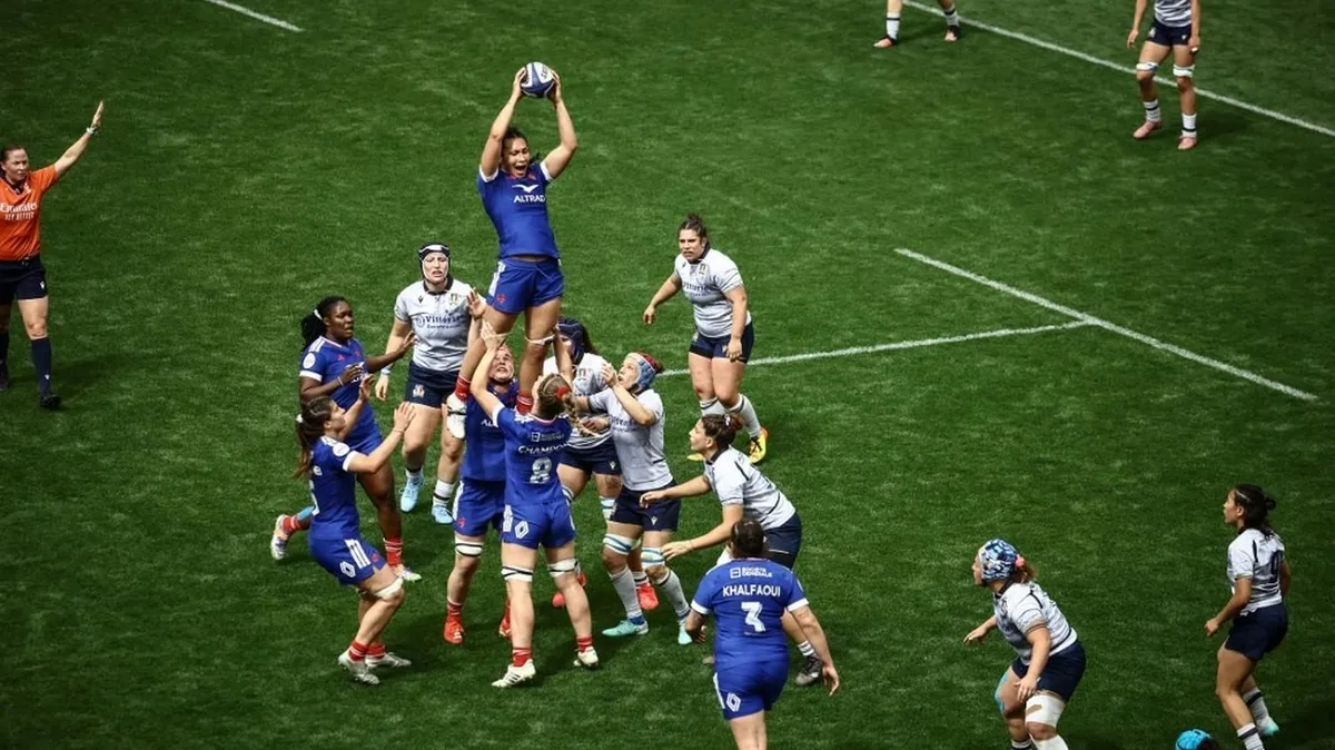 "J'ai repris plaisir à jouer avec l'équipe de France"... Premier pari réussi pour François Ratier, sélectionneur des Bleues du rugby, face à l'Italie