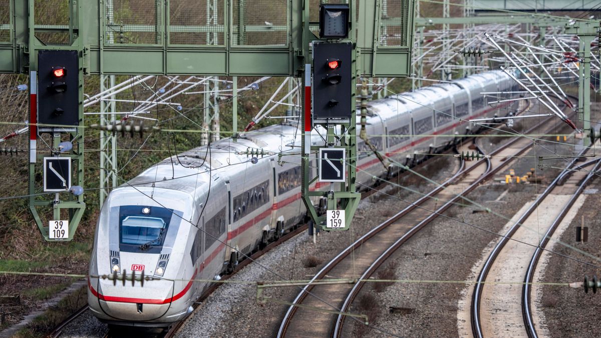 ICE Berlin-München: Oberleitung fällt auf Zug - Hunderte Reisende sitzen fest