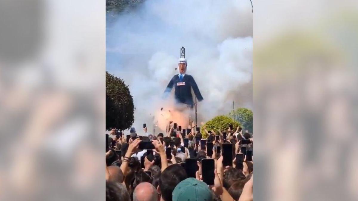 
            Israel convoca a la responsable de la embajada por la quema de un muñeco de Netanyahu
        