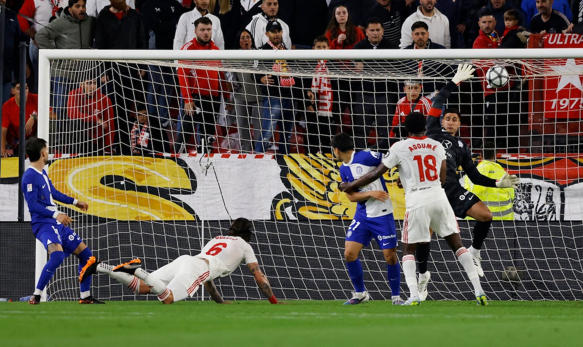 El Sevilla respira a costa de un Atlético con la mente puesta en la Champions y la final de Copa