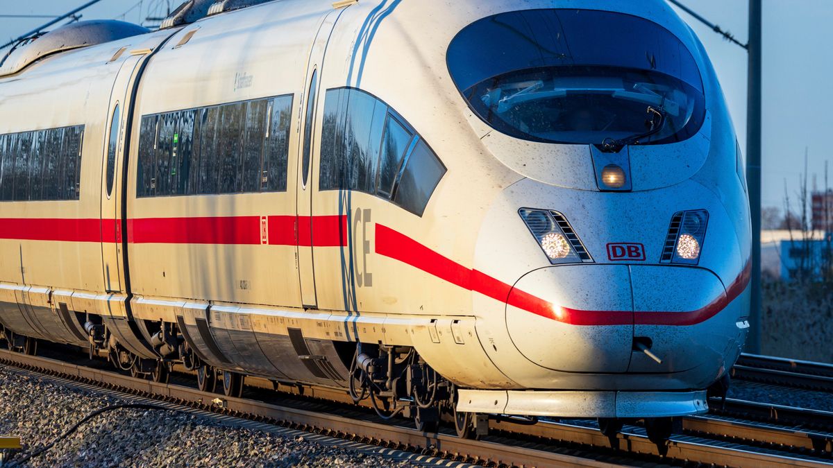 ICE-Bahnstrecke Berlin - München: Reparatur nach gerissener Oberleitung dauert an