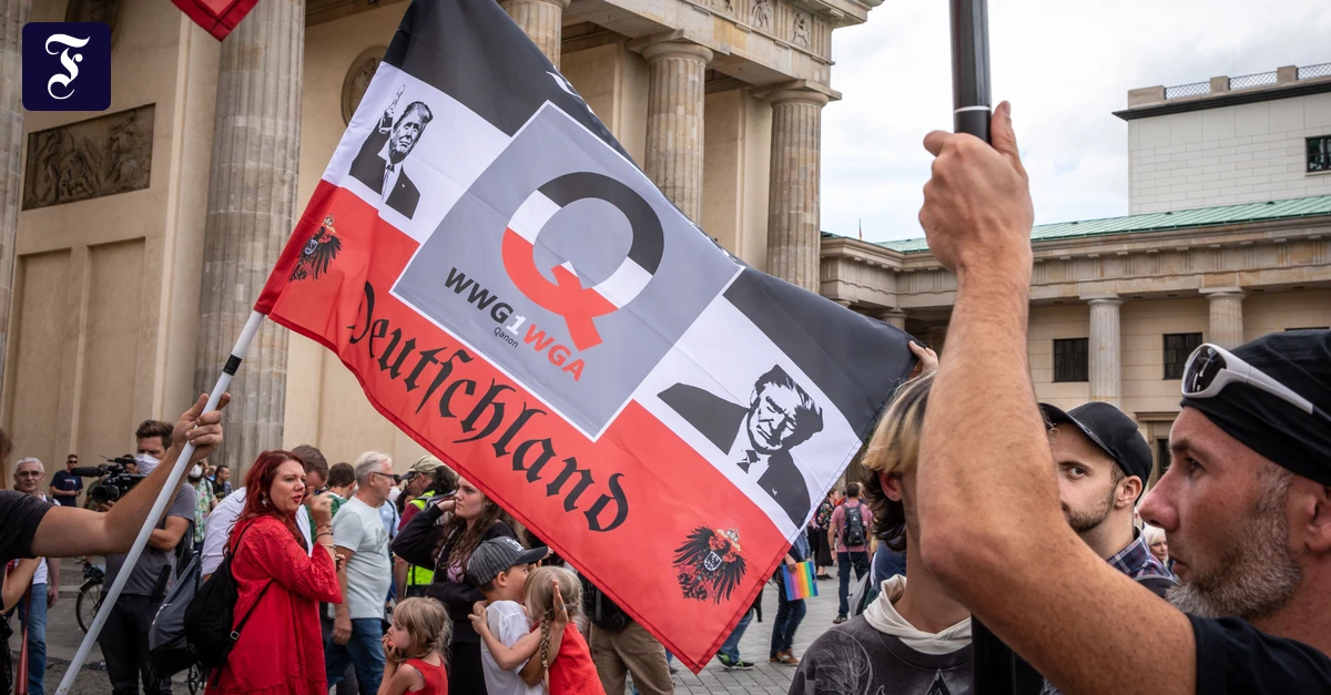 Nach dem Fall Epstein: Ist QAnon tot? Oder gefährlicher denn je?