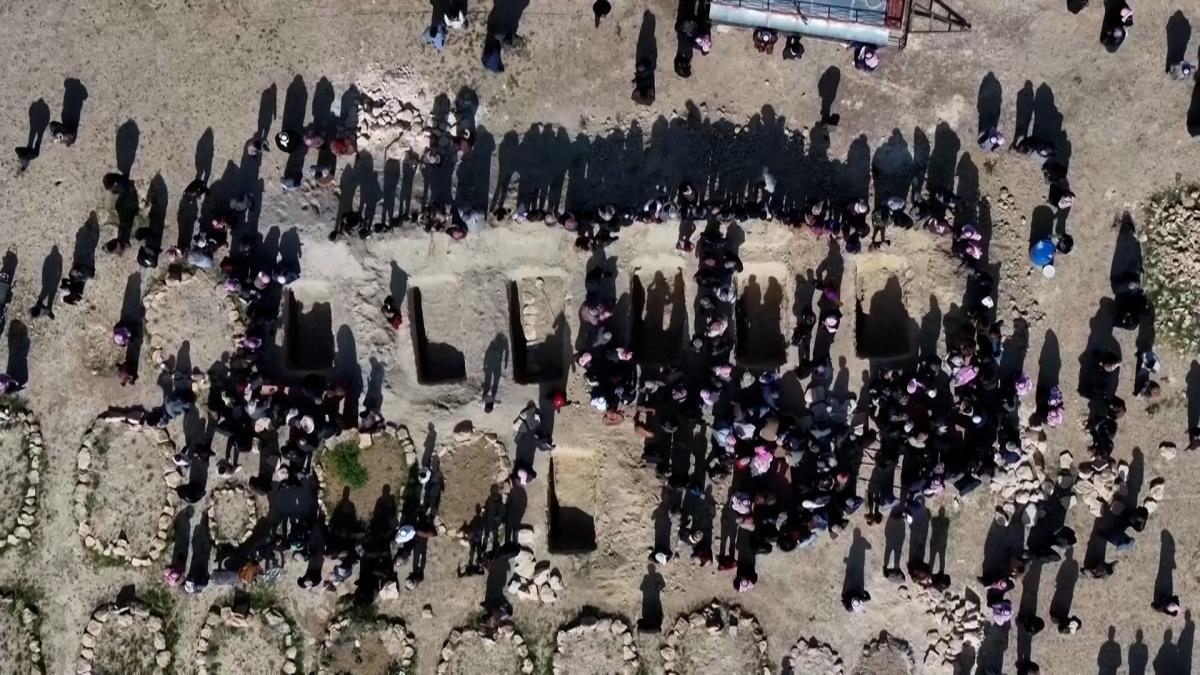 Seis hoyos en la tierra: un padre entierra en Beirut a toda la familia tras los bombardeos