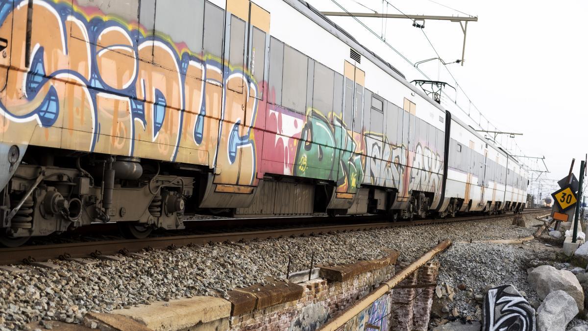 
                                              Multas de casi un millón de euros por pintar un tren de Rodalies
                                          