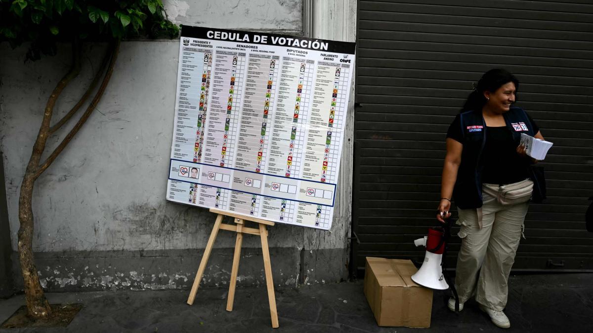 
                                                                                          Perú elige nuevo presidente sin garantías de superar la inestabilidad política
                                                                                      